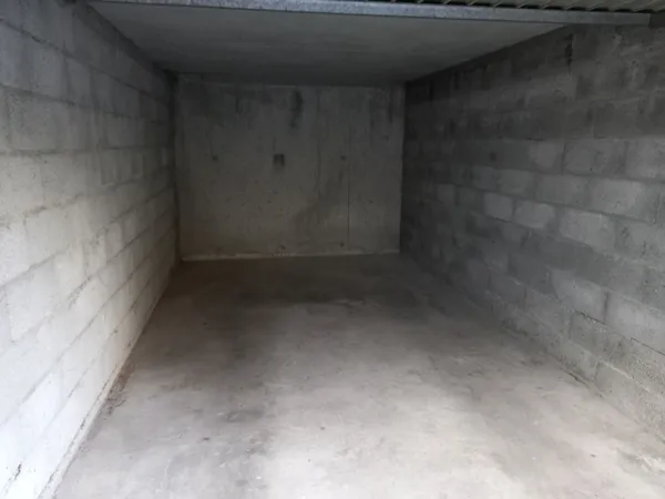 Garage simple sécurisé en sous sol dans une copropriété de la commune de Jacob-Bellecombette