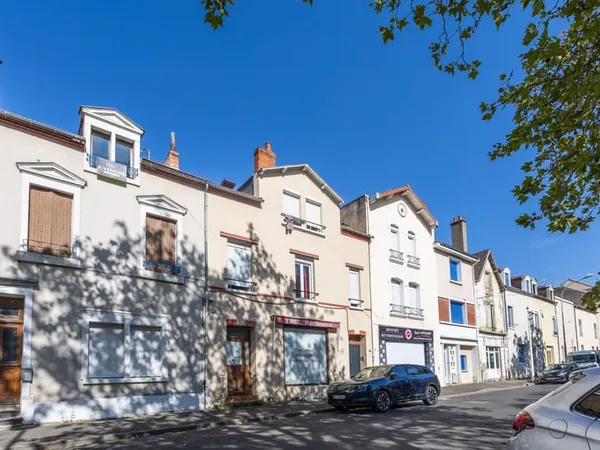 Bel appartement rénové avec terrasse à Vichy.