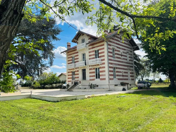Trés belle maison de maître, cave, extérieurs.