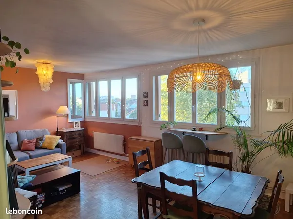 T4 lumineux avec vue tour eiffel et box
