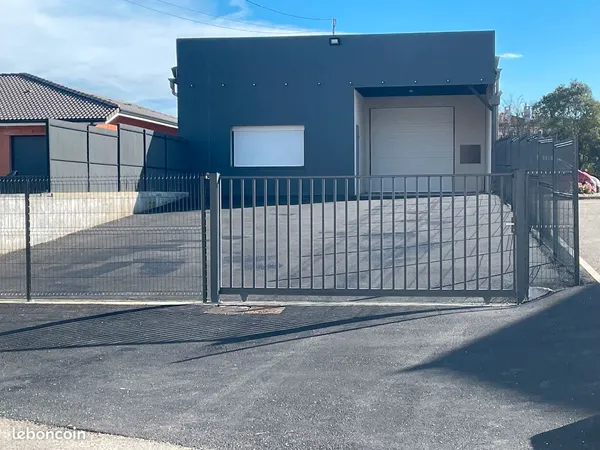 Local très bien placé de 300 m² avec bonne visibilité