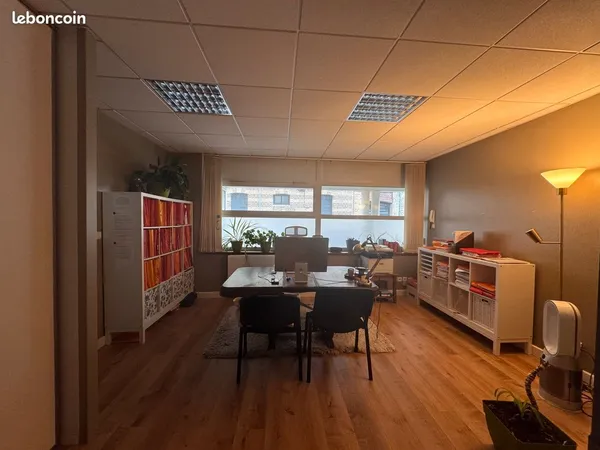 Bureau à louer dans local professionnel