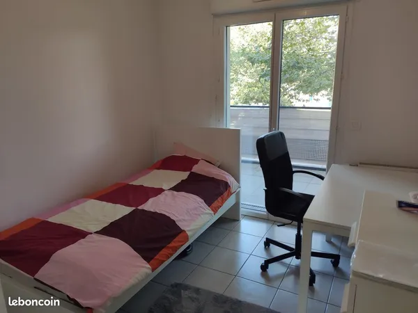 Trois Chambres meublées à louer dans un charmant appartement de 4 pièces à Prévessin-Moëns, avec pis
