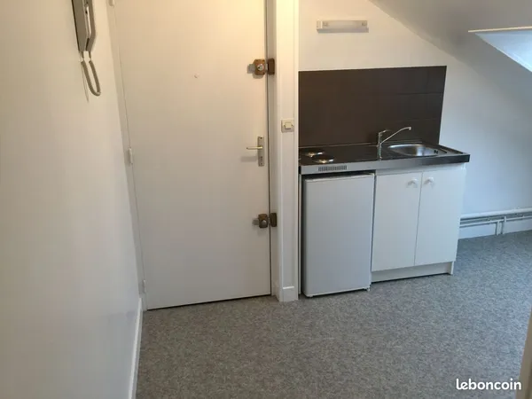 Studio mansardé avec chambre séparée - proche av Laon -