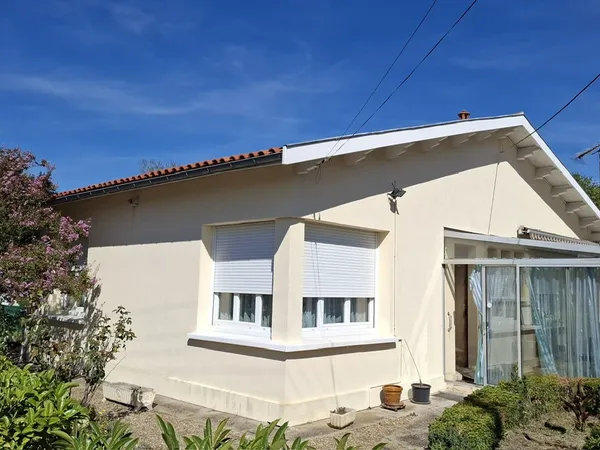 Vends maison plain pied non mitoyenne au coeur d'un jardin de 668m²