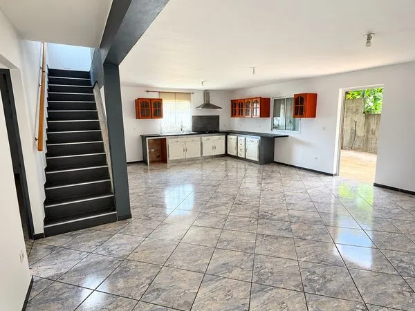 Maison familiale de 144 m² avec 4 chambres à vendre à Saint-Benoît