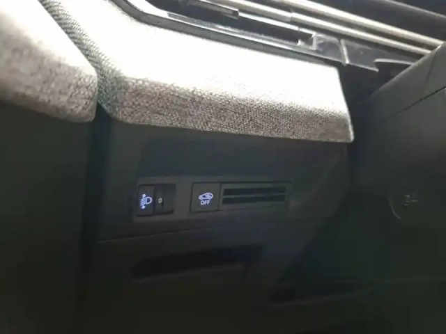 Peugeot 3008 hybrid 145 e-dcs6 — photo 19