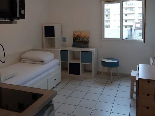 Studio meublé dispo le 15/09, proche université, école de management et site Frissard