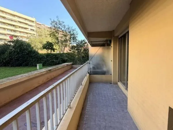 Marseille 5e  Saint-Pierre  Studio rénové avec terrass....