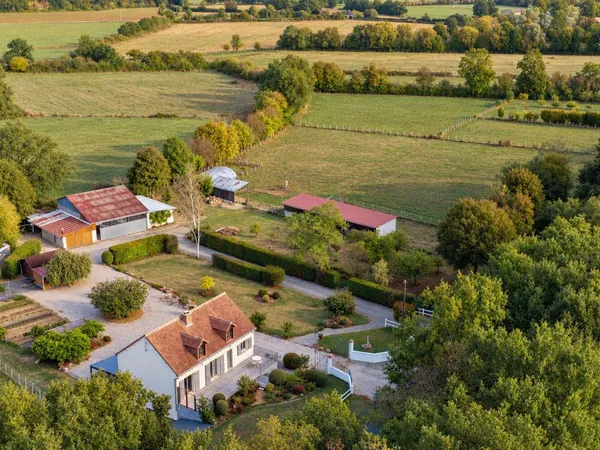 Propriété sur 2 ha avec maison rénovée, nombreux bâtiments et box chevaux - Secteur Mamers