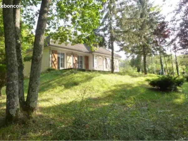 Maison au vert, sans vis-à-vis : 3 chambres, bureau, terrain de 2 789 m²