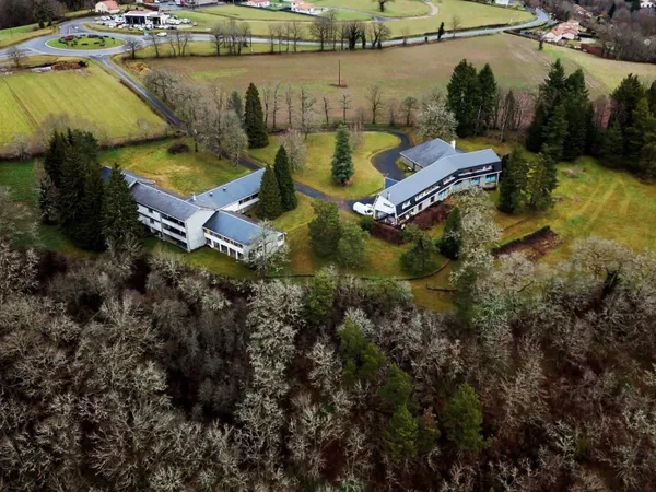 Propriété d'exception sur un parc de 12 ha PONTAUMUR