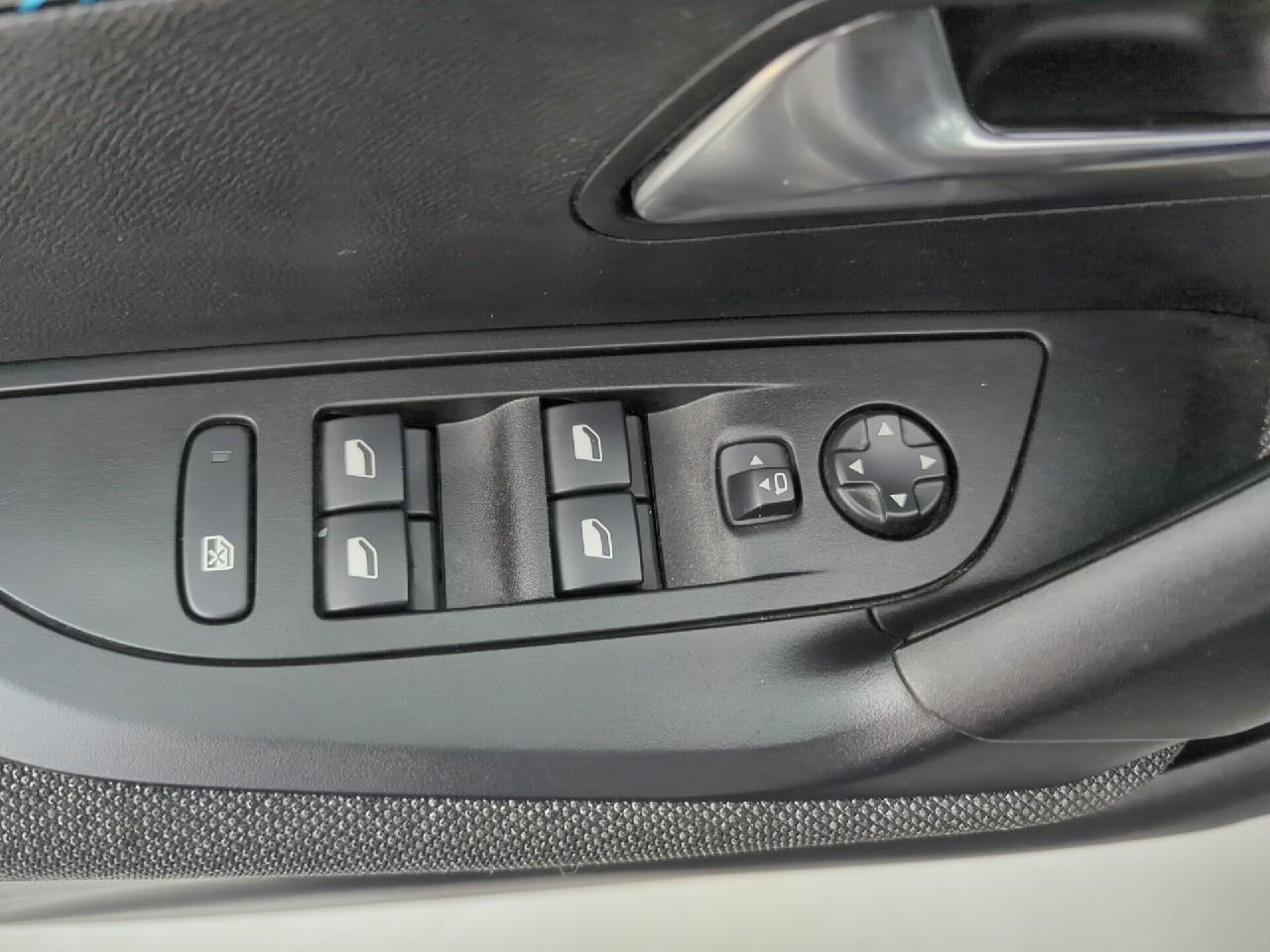 Peugeot 2008 puretech 100 s&s bvm6 style — photo 26