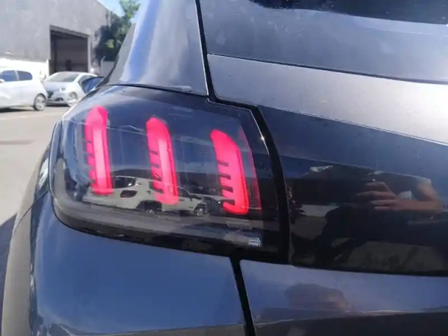 Peugeot 208 puretech 100 s&amp;s bvm6 — photo 17