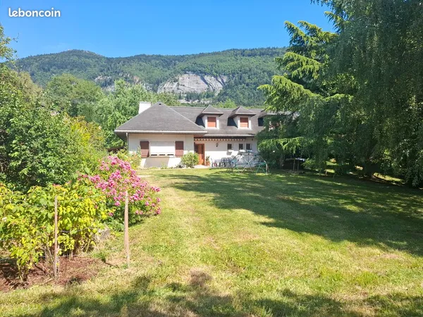 Maison familiale atypique de 201 m² - terrain paysagé de 2 480 m²