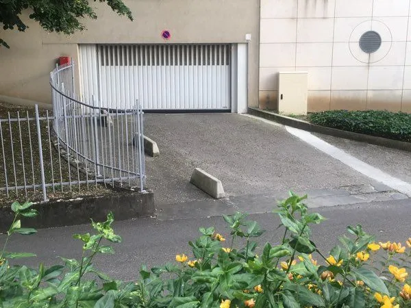 1 place de parking disponible le 31 octobre en fin d'après-midi