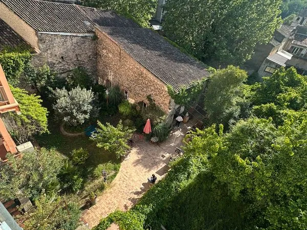 Lieu atypique avec atelier d'artiste, bureaux, caves et jardin - Salernes