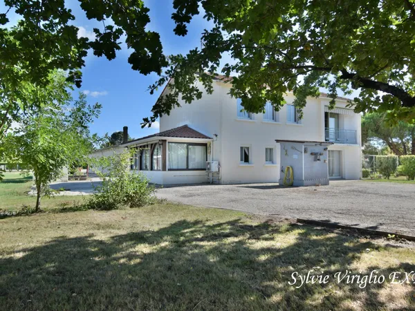 Maison familiale 2 niveaux-6 chambres-Grande dépendance de 185