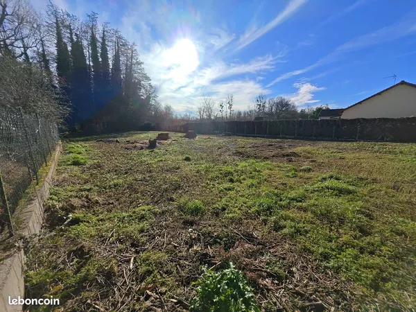 Terrain constructible 2900m² — Avec forêt + rivière — Hors lotissement