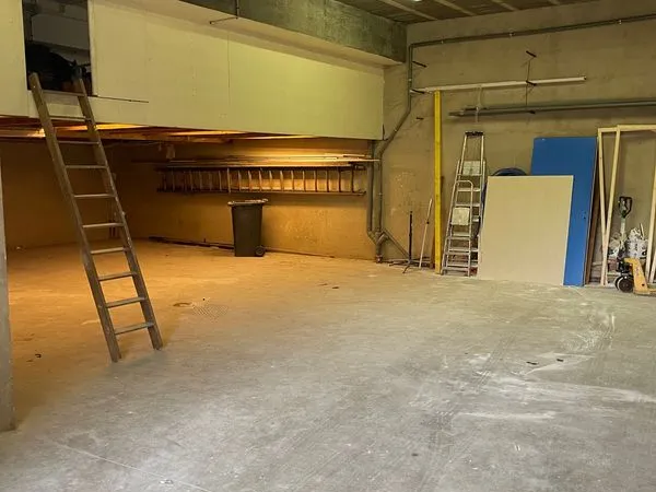 LOCAL D'ACTIVITE / ENTREPOT 270 M²-170m² au sol +100m² mezzanine