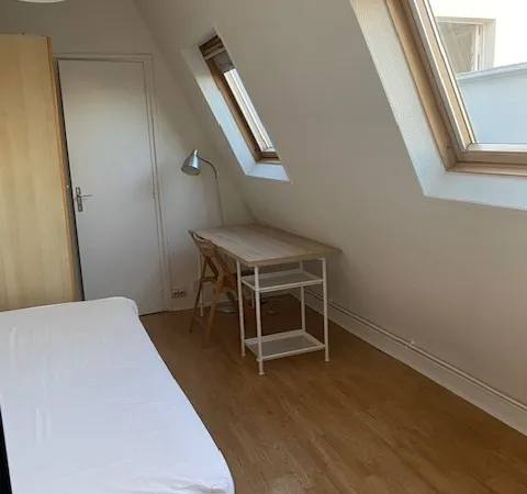 Location studio pour étudiant(e) uniquement - Paris 17ème - proximité immédiate lycée CHAPTAL