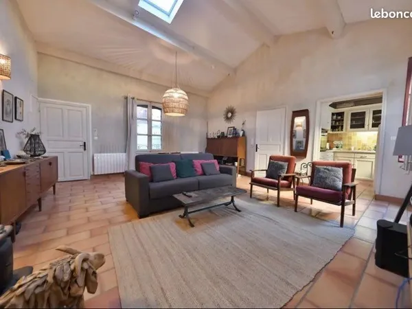 Apparemment 75m2 Uzès ple aux herbes / hotel part 17éme