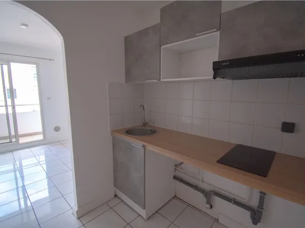Studio nu avec balcon à louer de 23.45 m2 secteur Sainte-Clo