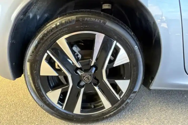 Peugeot 208 hybrid 100 e-dcs6 — photo 29