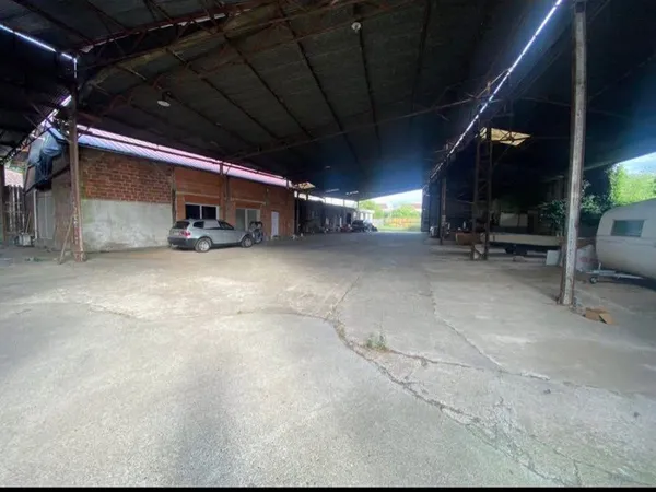 Hangar avec maison