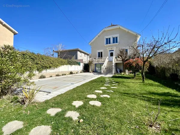 Maison 215 m2 - 9 pièces