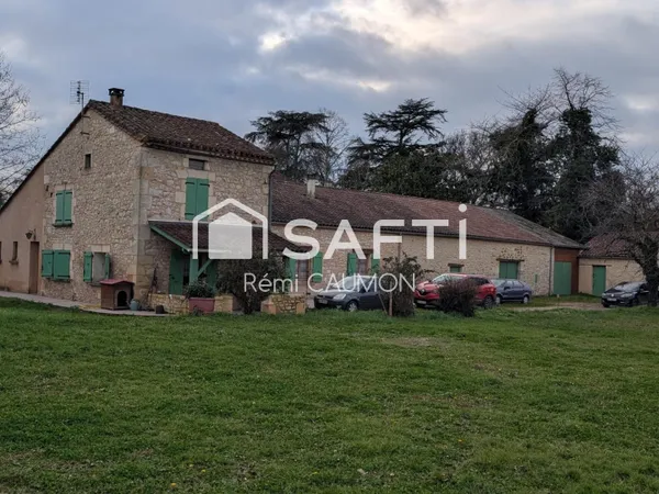 Maison en pierre avec granges