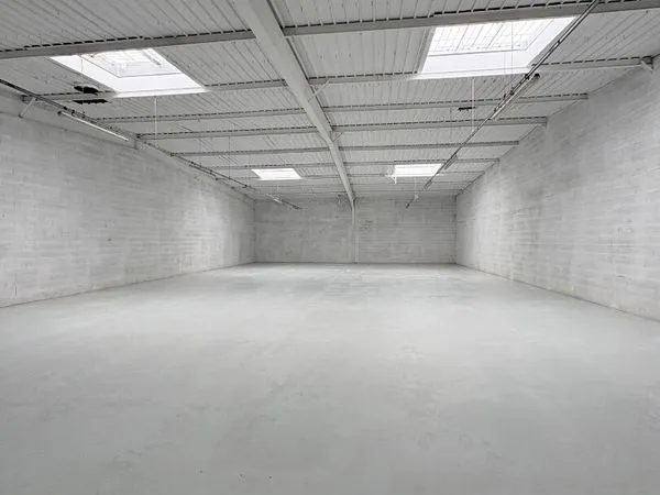 Local 380 m² LA CHAPELLE SAINT LUC