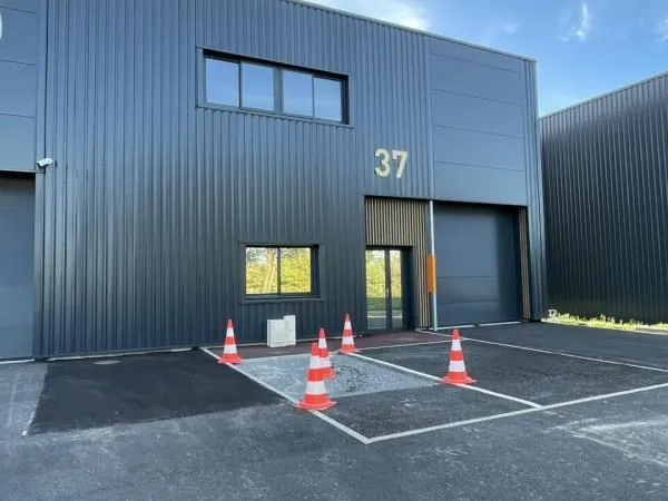 Local d'activité 122 m²