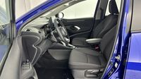 Toyota Yaris 116h Design 5p MY22 — photo 12
