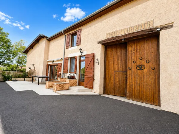 Ancien corps de ferme rénové de plus de 200 m² habitables avec grange