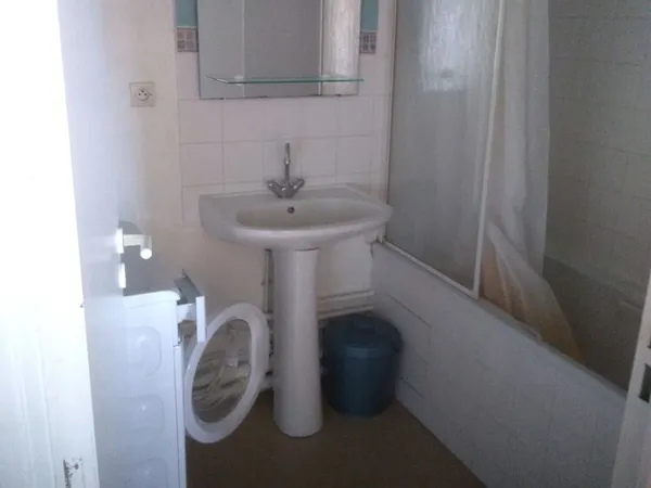 appt T3 situé au 4 eme étage d'un immeuble de 5 étages.