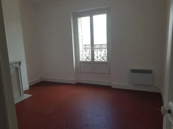 LOUE T2 RENOVE - 45m² - 6ème étage asc - 800 €cc 13006