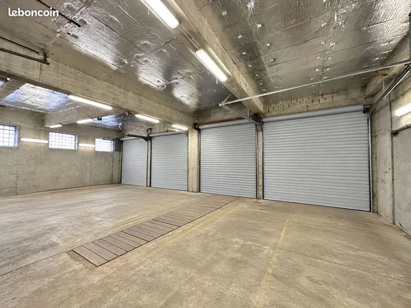 Local 150 m² AUBOUE