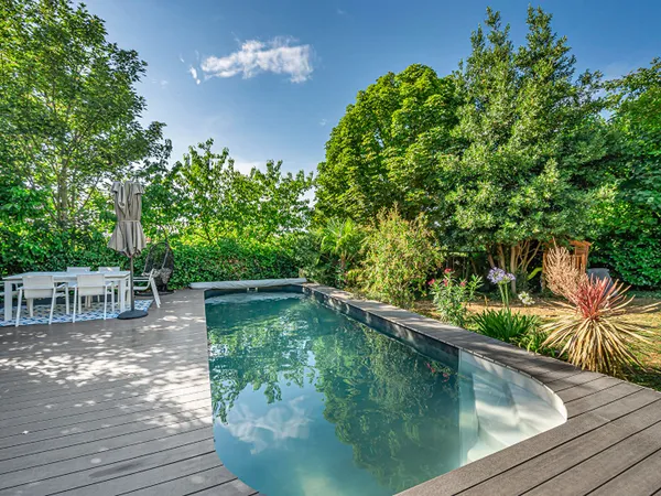 Vends maison élégante de caractère avec piscine et jardin paysager