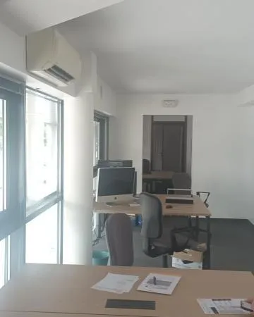 Un local professionnel au 1er étage d'un immeuble récent dans le quartier de Bourran. Il se compose 