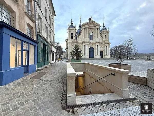 VERSAILLES Place St Louis Emplacement no1 pour ce local commercial de 20m2 refait à neuf vendu libre