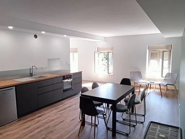 T4 bis 91m2 rénové, climatisé et lumineux centre village