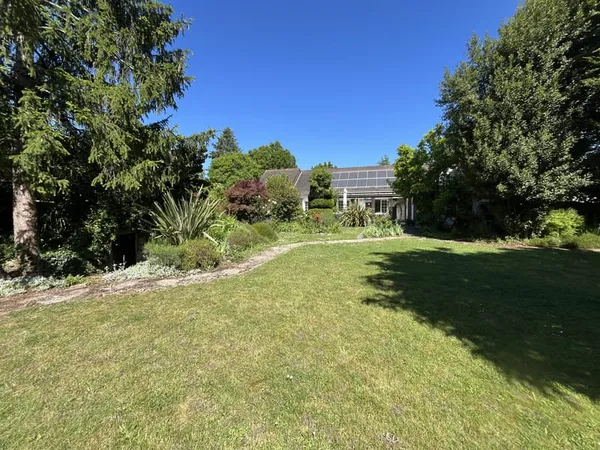 Plain pied 178.5 m2 + dépendances + jardin 2.300 m2