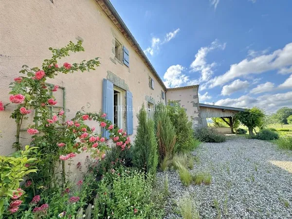 Jolie maison en pierre de 220m2 avec atelier sur belle parcelle arborée