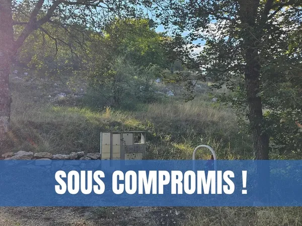 Terrain constructible de 2 000 m² env. – Vue dominante