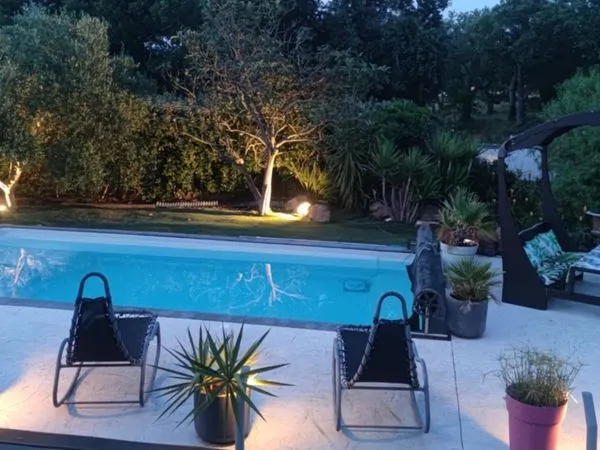 VILLA 231m2, PISCINE,JACUZZI, 2 APPARTEMENTS EN VIAGER LIBRE