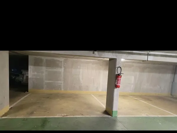 Loue parking 15m² entrée rue de l'Hôpital Saint Louis