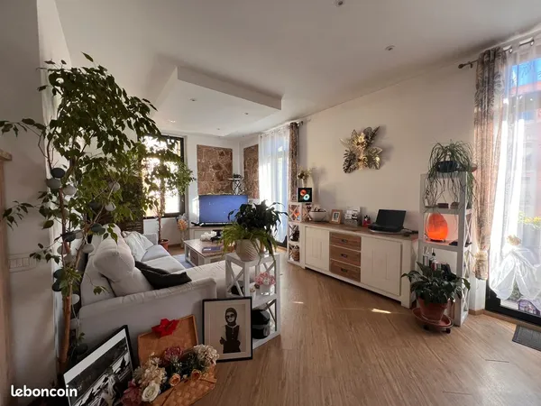 Menton hyper centre, spacieux 3 pièces dernier étage à vendre
