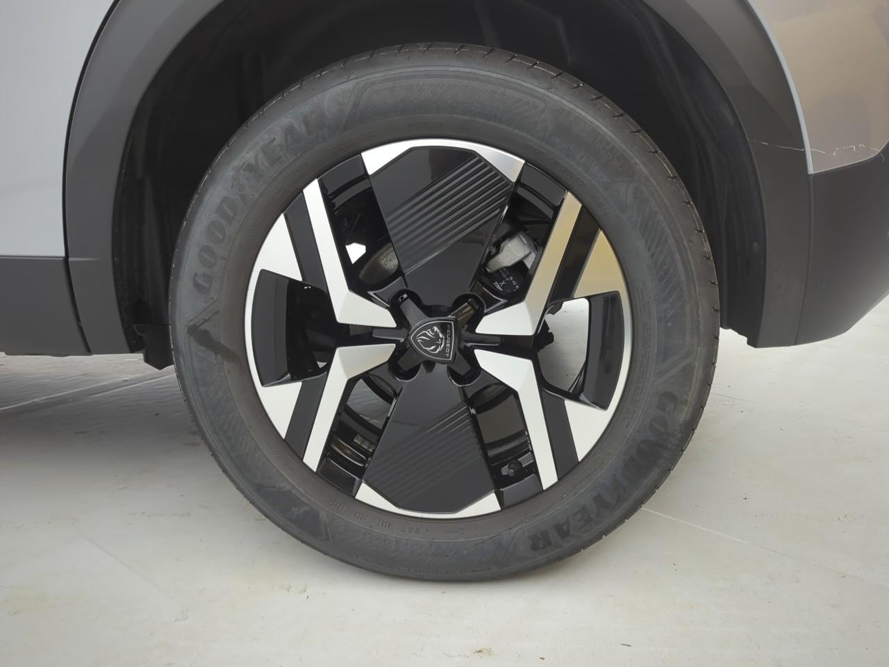Peugeot 2008 hybrid 145 ch e-dcs6 allure — photo 11