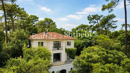 Maison 12 pièces 330 m²